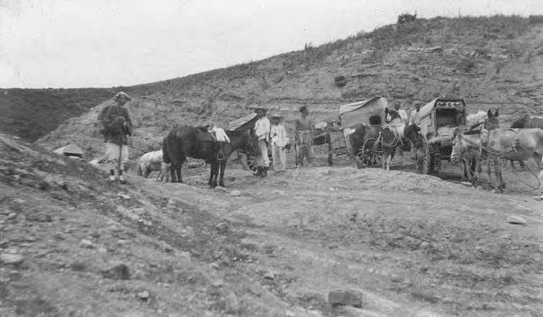 1905年前后,赴热河途中山口上的行人、马匹与车辆